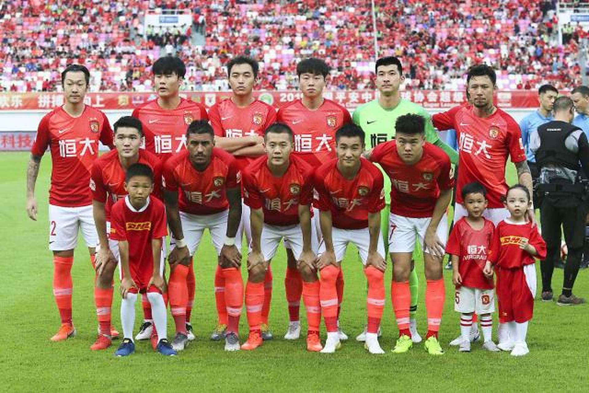 包含上港主场击败恒大，一举登顶积分榜霸主位置的词条