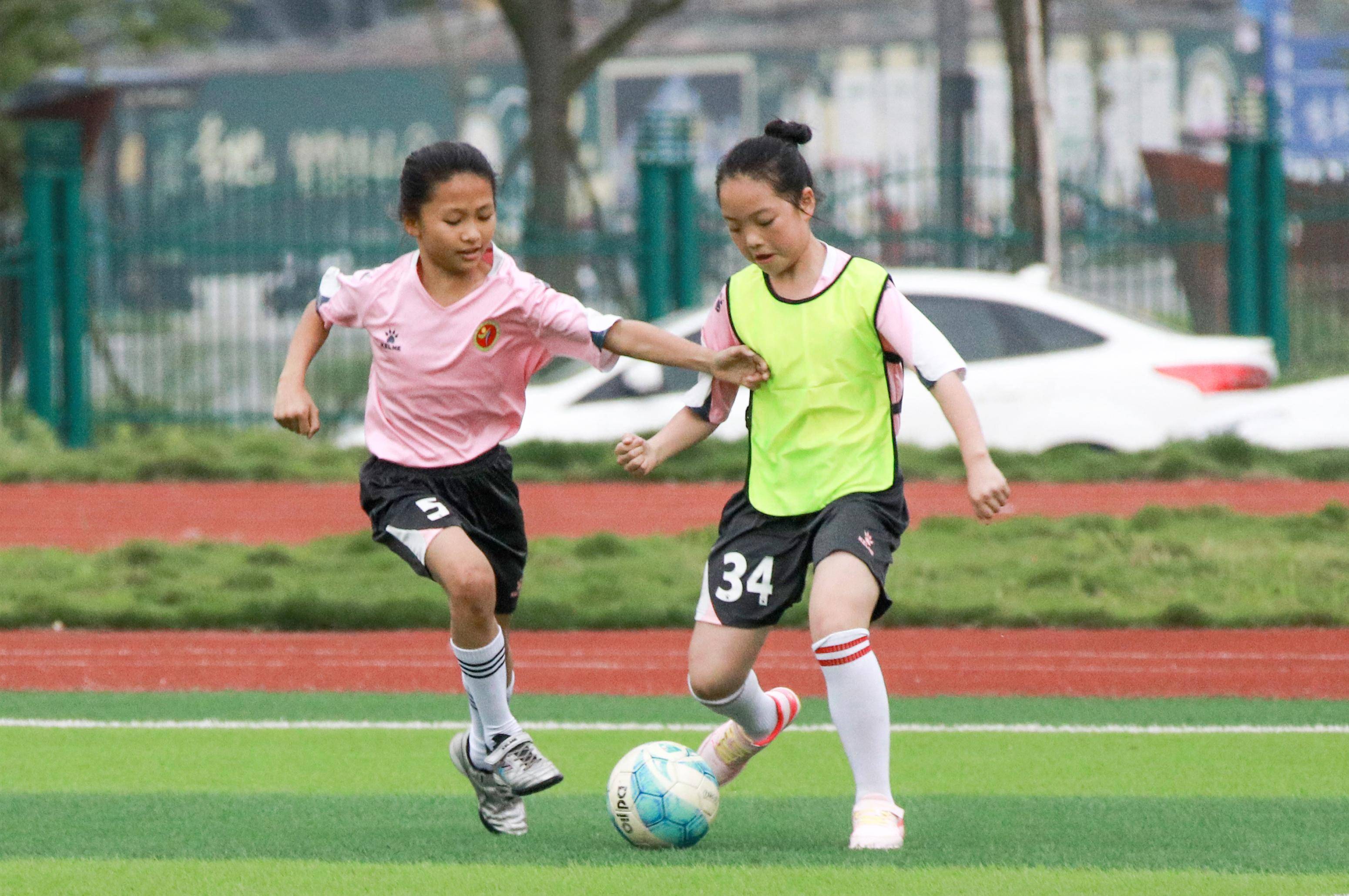 女子足球比赛场上，中国队员们燃烧斗志